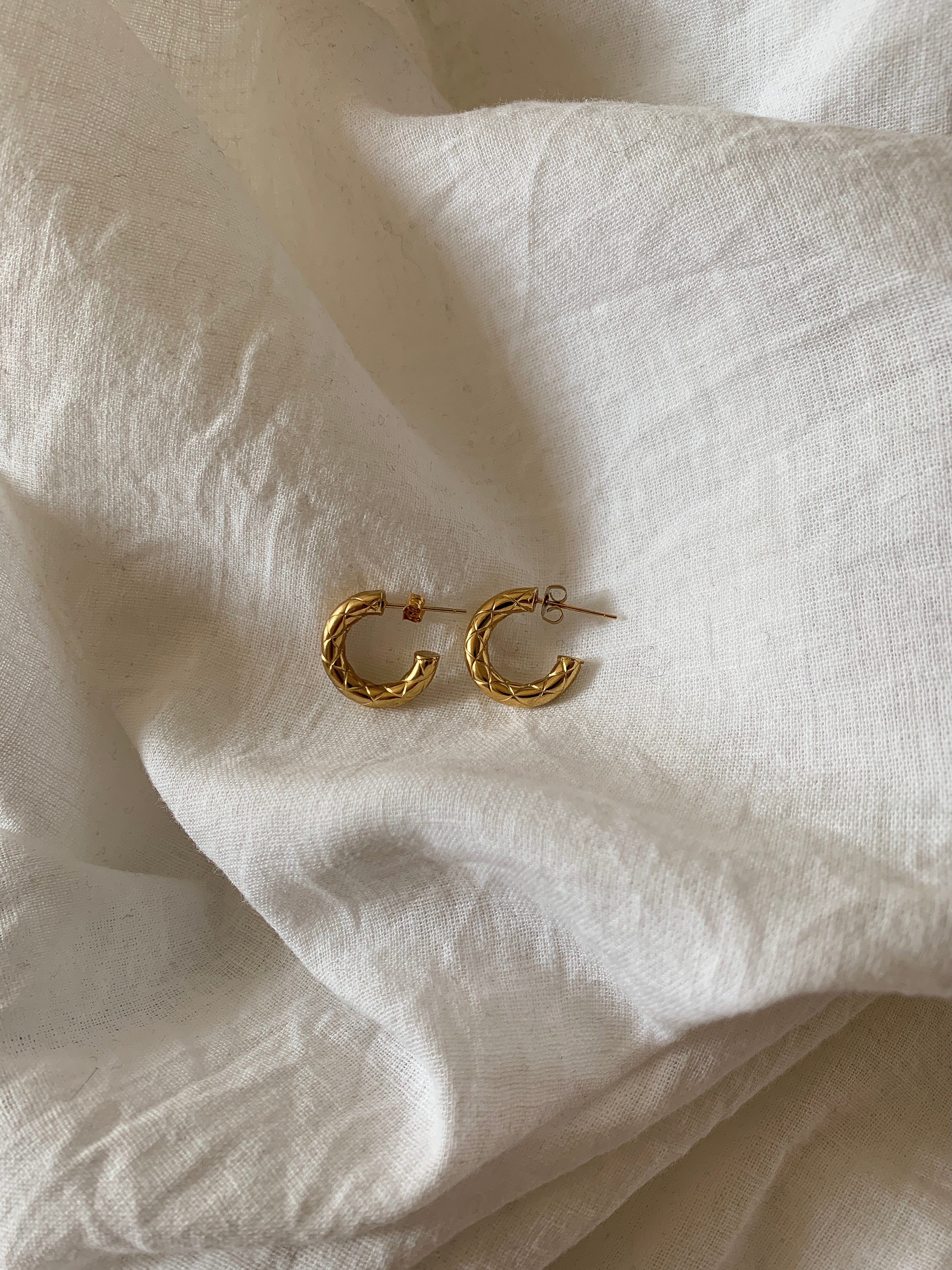 Boucles d\'oreilles matelassées.